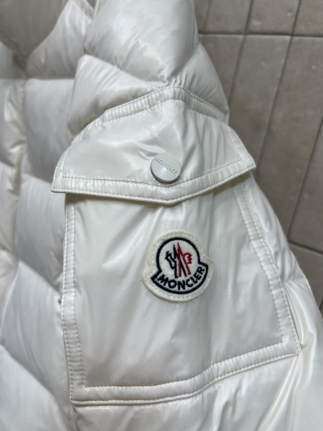 M家 25秋冬新款 立领短款羽绒服 采用防水尼龙面料 轻盈又防水 表面有光泽感 质感满分！国标90鹅绒填