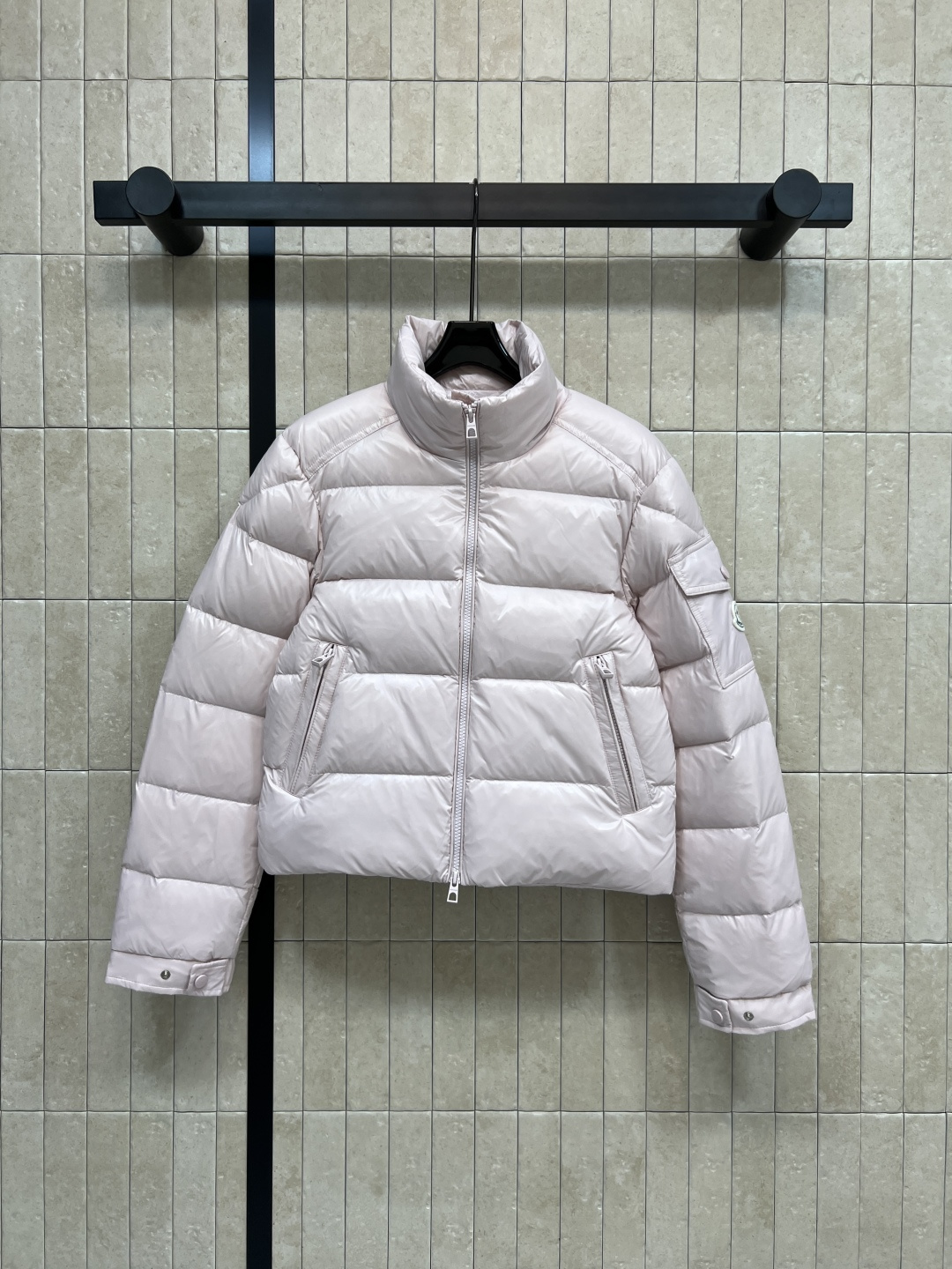 NO:569066,Comes with dust bag M Home 25 new autumn and winter style short down jacket with stand collar. Made of waterproof nylon fabric. It is light and waterproof. The surface is shiny and the texture is perfect!  Filled with national standard 90 goose down, super warm, slim short cut + stand-up collar, two-way zipper placket, slim snap button logo pocket decoration, practical and fashionable, looks taller and slimmer, looks great with skirts and trousers, can be easily managed for commuting or outdoors, has both functionality and fashion sense, three-color and four-code must-haves in winter 1-2-3-4,,skirts,down jacket,alexander wang19860909配防尘袋M家 25秋冬新款 立领短款羽绒服 采用防水尼龙面料 轻盈又防水 表面有光泽感 质感满分！国标90鹅绒填充 保暖力超强 修身短款剪裁+立领双向拉链门襟 修身按扣徽标口袋装饰 实用又时髦 显高显瘦 搭配裙装裤装都很出彩 通勤或户外都能轻松驾驭 功能性与时尚感兼具 冬季必备三色四码 1-2-3-4,,skirts,down jacket,alexander wang,Women's clothing