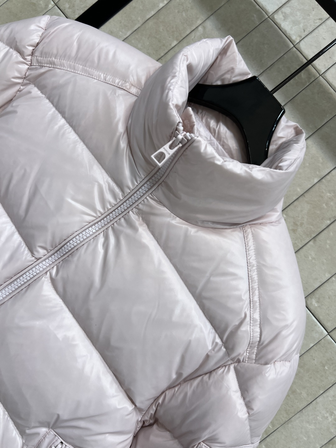 M家 25秋冬新款 立领短款羽绒服 采用防水尼龙面料 轻盈又防水 表面有光泽感 质感满分！国标90鹅绒填