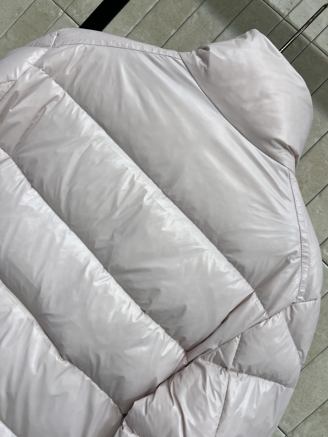 M家 25秋冬新款 立领短款羽绒服 采用防水尼龙面料 轻盈又防水 表面有光泽感 质感满分！国标90鹅绒填