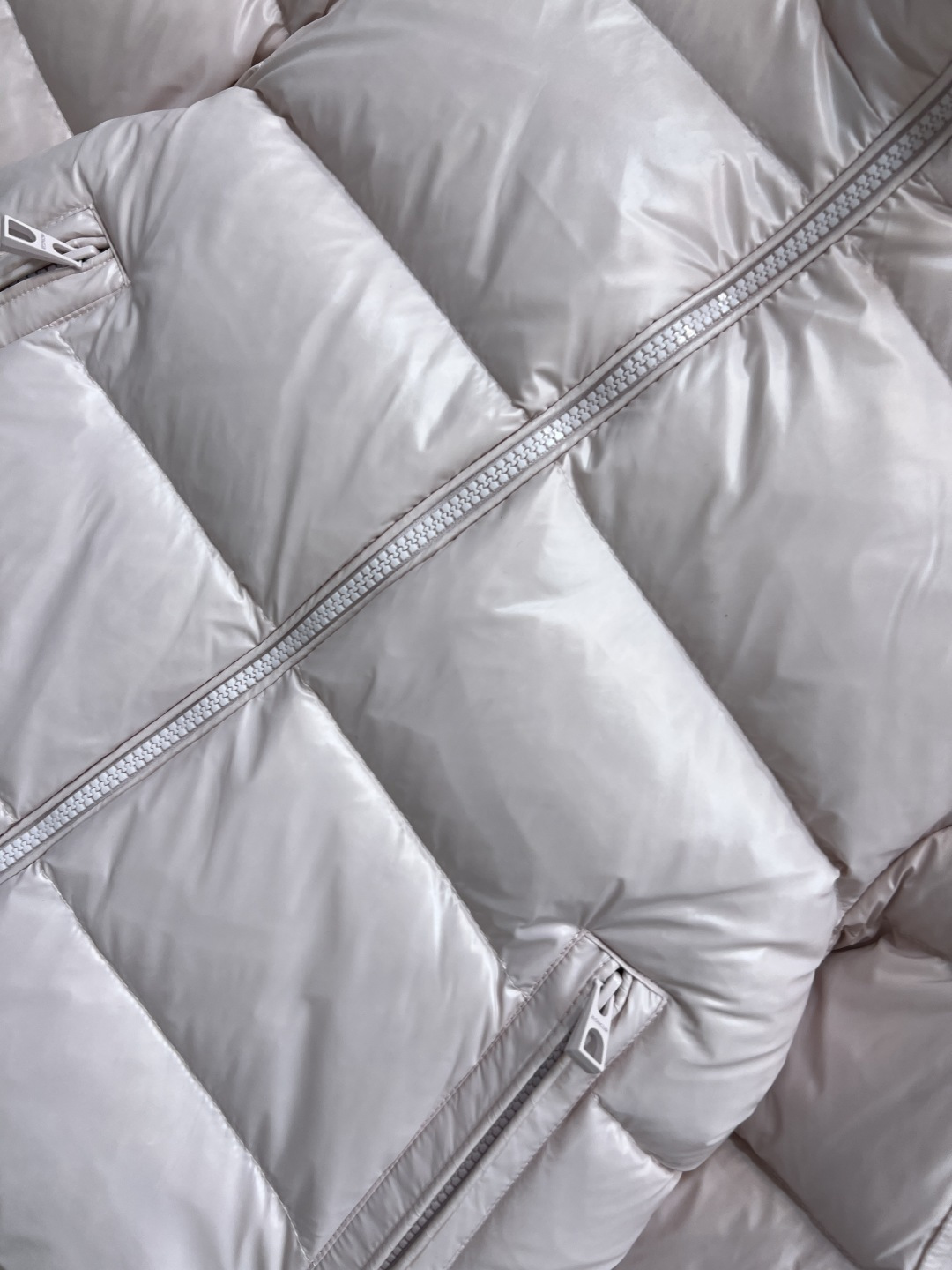 M家 25秋冬新款 立领短款羽绒服 采用防水尼龙面料 轻盈又防水 表面有光泽感 质感满分！国标90鹅绒填