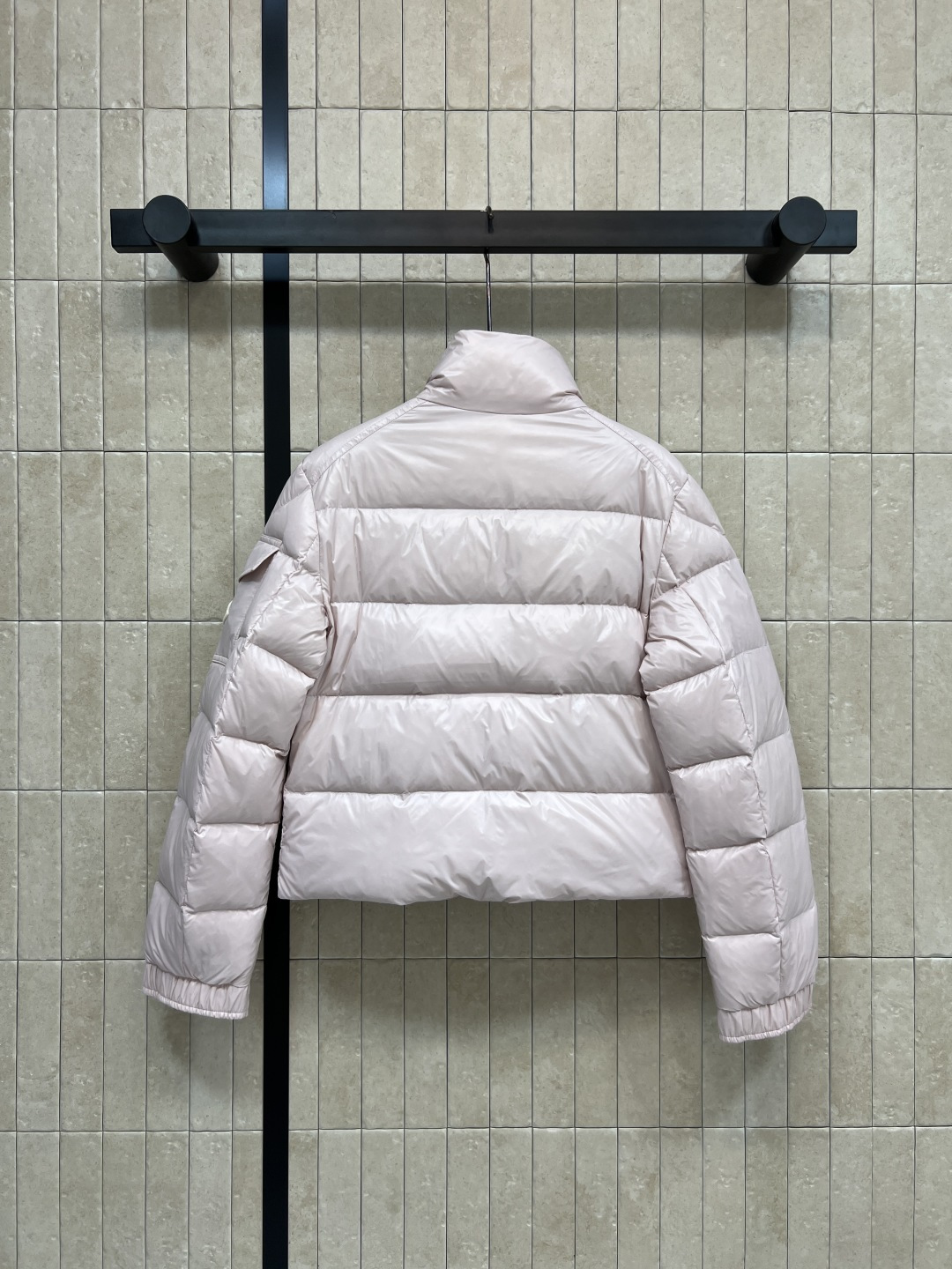 M家 25秋冬新款 立领短款羽绒服 采用防水尼龙面料 轻盈又防水 表面有光泽感 质感满分！国标90鹅绒填