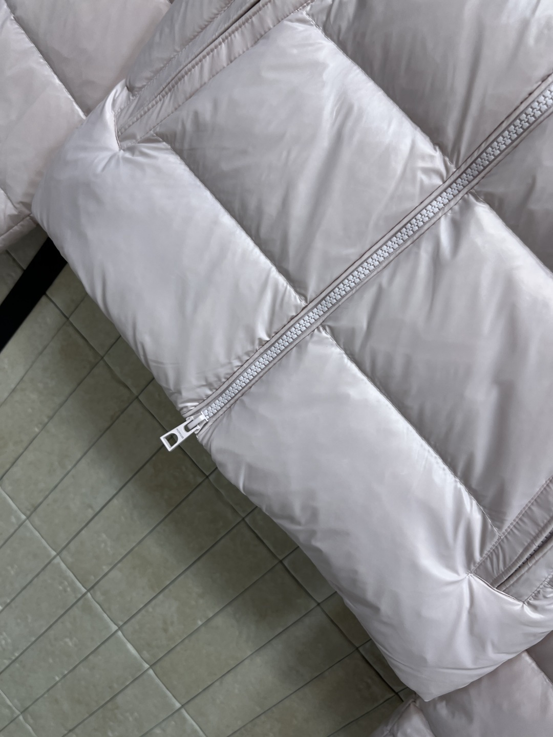 M家 25秋冬新款 立领短款羽绒服 采用防水尼龙面料 轻盈又防水 表面有光泽感 质感满分！国标90鹅绒填