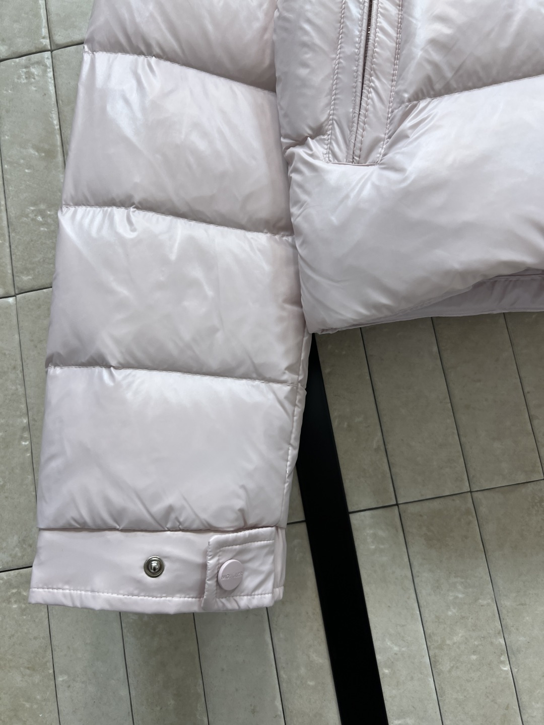 M家 25秋冬新款 立领短款羽绒服 采用防水尼龙面料 轻盈又防水 表面有光泽感 质感满分！国标90鹅绒填