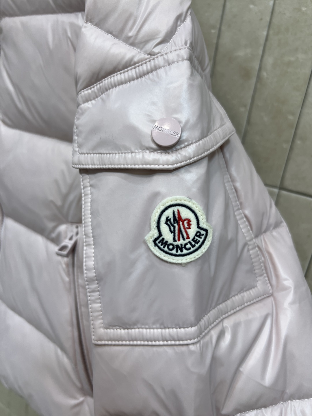 M家 25秋冬新款 立领短款羽绒服 采用防水尼龙面料 轻盈又防水 表面有光泽感 质感满分！国标90鹅绒填