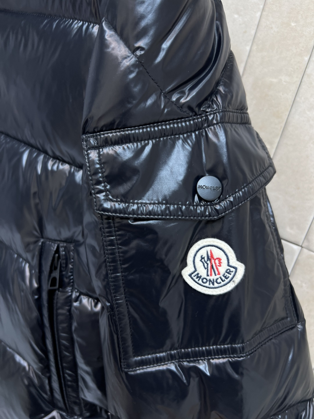 M家 25秋冬新款 立领短款羽绒服 采用防水尼龙面料 轻盈又防水 表面有光泽感 质感满分！国标90鹅绒填