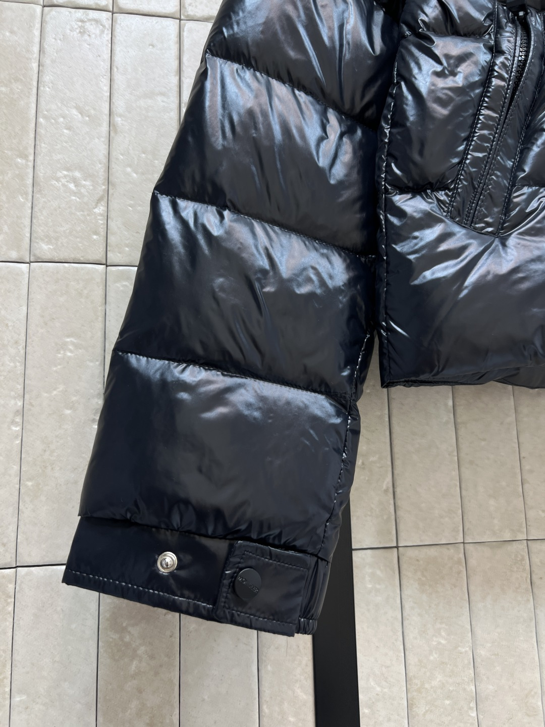 M家 25秋冬新款 立领短款羽绒服 采用防水尼龙面料 轻盈又防水 表面有光泽感 质感满分！国标90鹅绒填