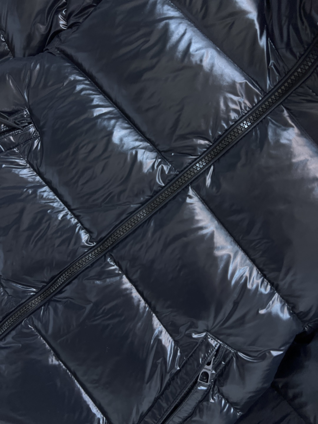 M家 25秋冬新款 立领短款羽绒服 采用防水尼龙面料 轻盈又防水 表面有光泽感 质感满分！国标90鹅绒填