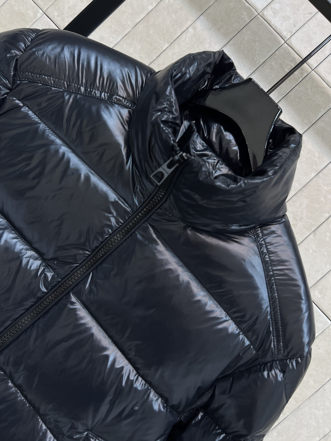 M家 25秋冬新款 立领短款羽绒服 采用防水尼龙面料 轻盈又防水 表面有光泽感 质感满分！国标90鹅绒填