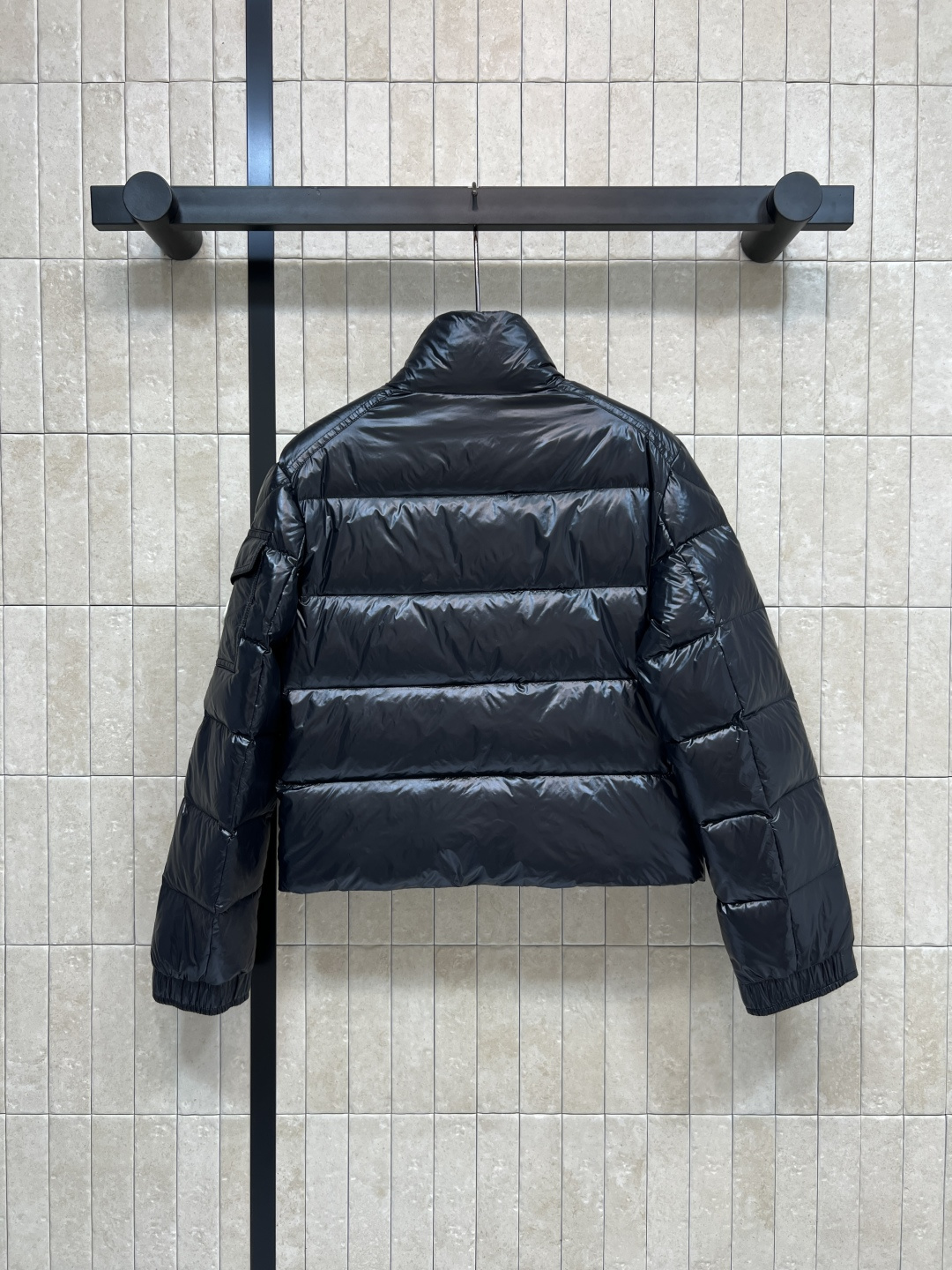 M家 25秋冬新款 立领短款羽绒服 采用防水尼龙面料 轻盈又防水 表面有光泽感 质感满分！国标90鹅绒填