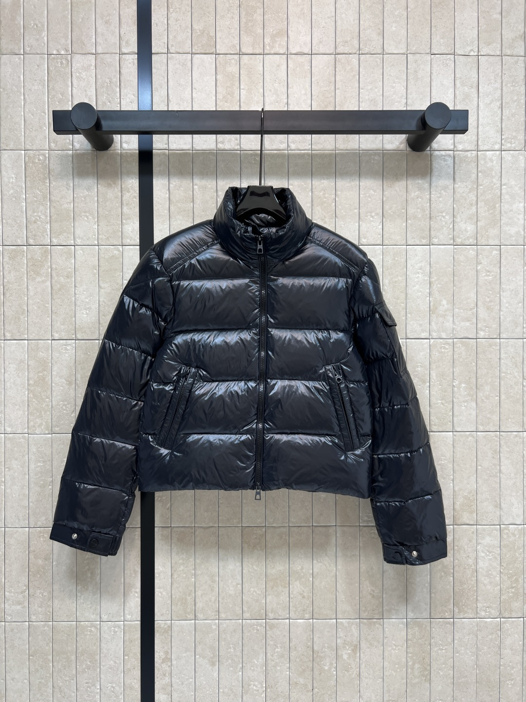 NO:569065,Comes with dust bag M Home 25 new autumn and winter style short down jacket with stand collar. Made of waterproof nylon fabric. It is light and waterproof. The surface is shiny and the texture is perfect!  Filled with national standard 90 goose down, super warm, slim short cut + stand-up collar, two-way zipper placket, slim snap button logo pocket decoration, practical and fashionable, looks taller and slimmer, looks great with skirts and trousers, can be easily managed for commuting or outdoors, has both functionality and fashion sense, three-color and four-code must-haves in winter 1-2-3-4,,skirts,down jacket,alexander wang19860909配防尘袋M家 25秋冬新款 立领短款羽绒服 采用防水尼龙面料 轻盈又防水 表面有光泽感 质感满分！国标90鹅绒填充 保暖力超强 修身短款剪裁+立领双向拉链门襟 修身按扣徽标口袋装饰 实用又时髦 显高显瘦 搭配裙装裤装都很出彩 通勤或户外都能轻松驾驭 功能性与时尚感兼具 冬季必备三色四码 1-2-3-4,,skirts,down jacket,alexander wang,Women's clothing