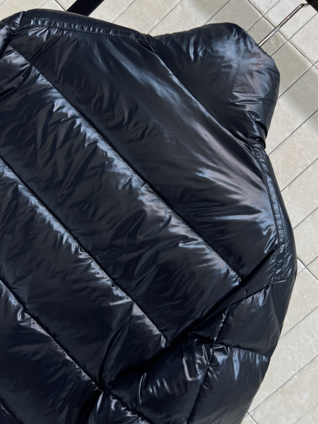 M家 25秋冬新款 立领短款羽绒服 采用防水尼龙面料 轻盈又防水 表面有光泽感 质感满分！国标90鹅绒填