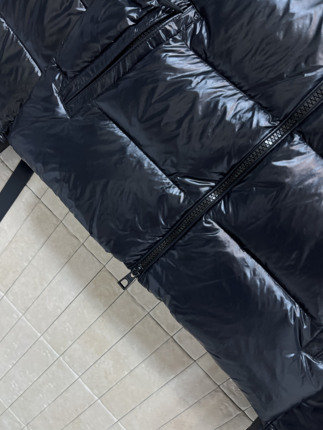 M家 25秋冬新款 立领短款羽绒服 采用防水尼龙面料 轻盈又防水 表面有光泽感 质感满分！国标90鹅绒填