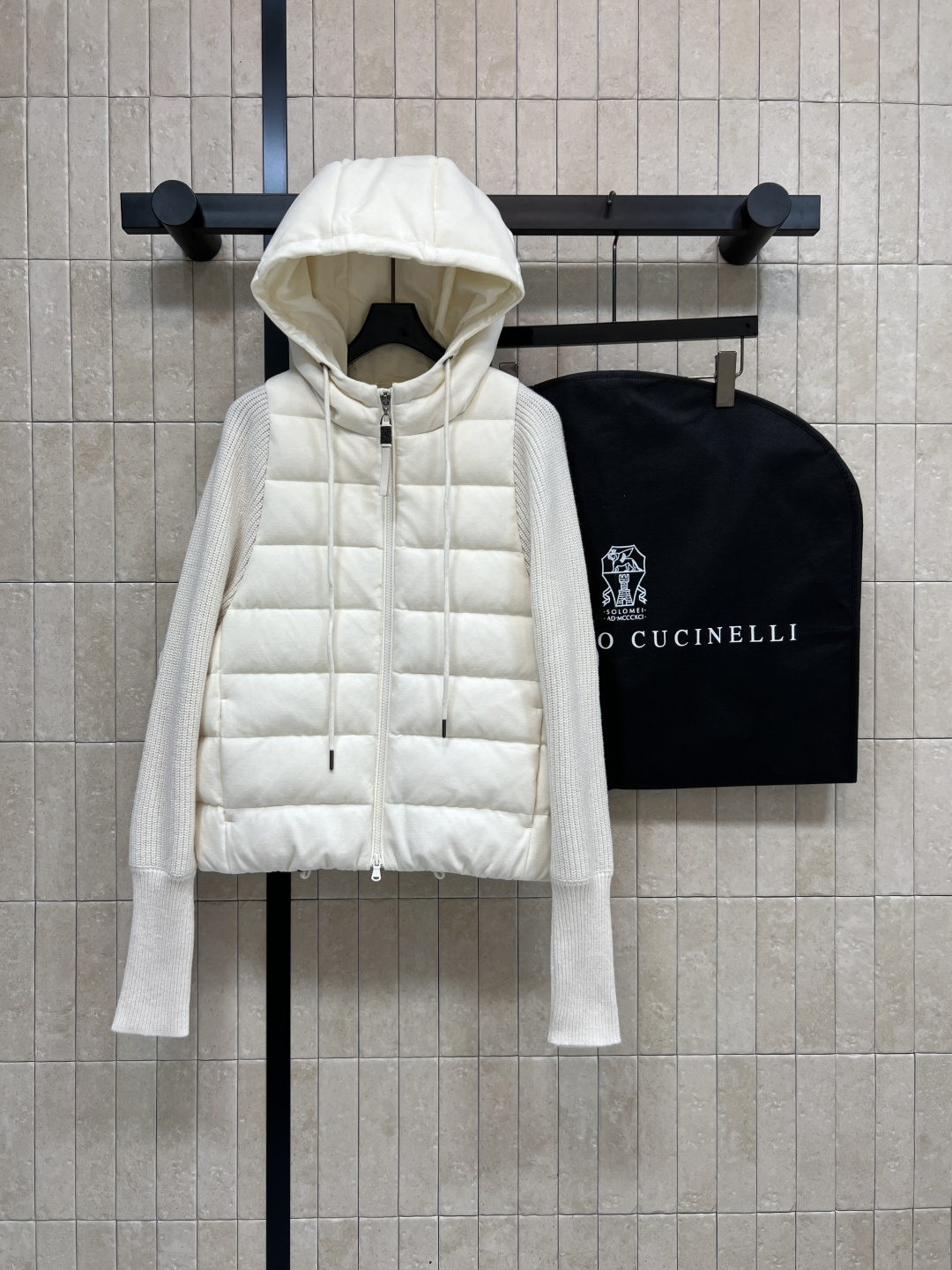 NO:569057,Comes with dust bag BC Home 25 new autumn and winter hooded knitted sleeve down jacket Designed with wool, cashmere and mulberry silk blended knitted sleeves Luxurious and practical Filled with national standard 90 white goose down Light and warm Suitable for autumn and winter Zipper placket with pavé sequins Full of details, drawstring hood windproof and fashionable Short design does not flatter the figure Can be easily used for commuting and leisure It is a high-end item that combines function and fashion!  Two colors and four sizes 36-38-40-42,,chanel,down jacket,hats,alexander wang19860909配防尘袋BC家 25秋冬新款 连帽针织袖羽绒服 采用羊毛、羊绒、桑蚕丝混纺针织袖设计 奢华又实用 国标90白鹅绒填充 轻盈保暖 秋冬穿超合适 拉链开襟密镶珠片 细节满分、抽绳兜帽防风又时髦 短款设计不挑身材 通勤休闲都能轻松驾驭 是功能与时尚兼具的高端单品！两色四码 36-38-40-42,,chanel,down jacket,hats,alexander wang,Women's clothing