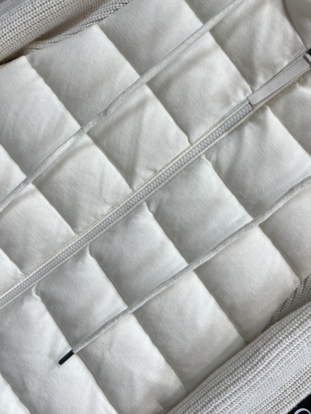 BC家 25秋冬新款 连帽针织袖羽绒服 采用羊毛、羊绒、桑蚕丝混纺针织袖设计 奢华又实用 国标90白鹅绒