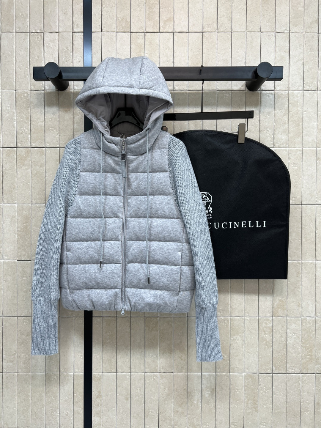 NO:569061,Comes with dust bag BC Home 25 new autumn and winter hooded knitted sleeve down jacket Designed with wool, cashmere and mulberry silk blended knitted sleeves Luxurious and practical Filled with national standard 90 white goose down Light and warm Suitable for autumn and winter Zipper placket with pavé sequins Full of details, drawstring hood windproof and fashionable Short design does not flatter the figure Can be easily used for commuting and leisure It is a high-end item that combines function and fashion!  Two colors and four sizes 36-38-40-42,,chanel,down jacket,hats,alexander wang19860909配防尘袋BC家 25秋冬新款 连帽针织袖羽绒服 采用羊毛、羊绒、桑蚕丝混纺针织袖设计 奢华又实用 国标90白鹅绒填充 轻盈保暖 秋冬穿超合适 拉链开襟密镶珠片 细节满分、抽绳兜帽防风又时髦 短款设计不挑身材 通勤休闲都能轻松驾驭 是功能与时尚兼具的高端单品！两色四码 36-38-40-42,,chanel,down jacket,hats,alexander wang,Women's clothing