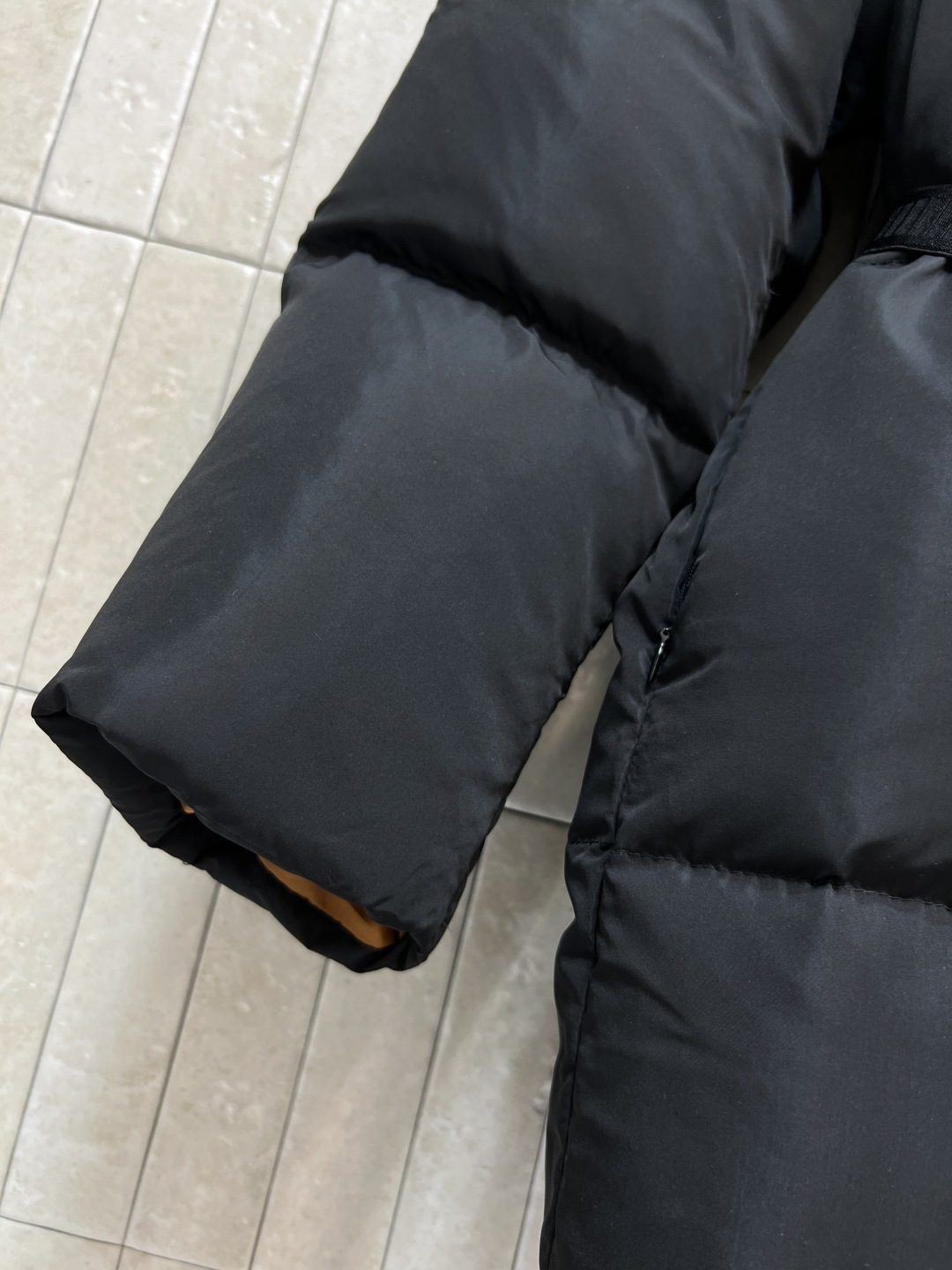 PD家 25秋冬新款 立领收腰中长款羽绒服 立领棕黄色拼色超有细节感 胸口经典三角标Logo 时髦又实用