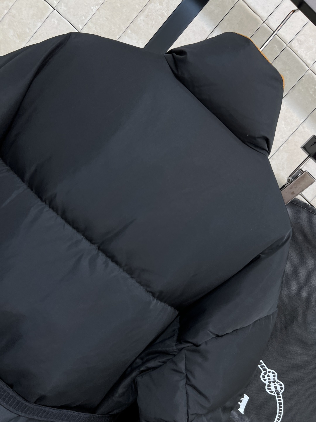 PD家 25秋冬新款 立领收腰中长款羽绒服 立领棕黄色拼色超有细节感 胸口经典三角标Logo 时髦又实用