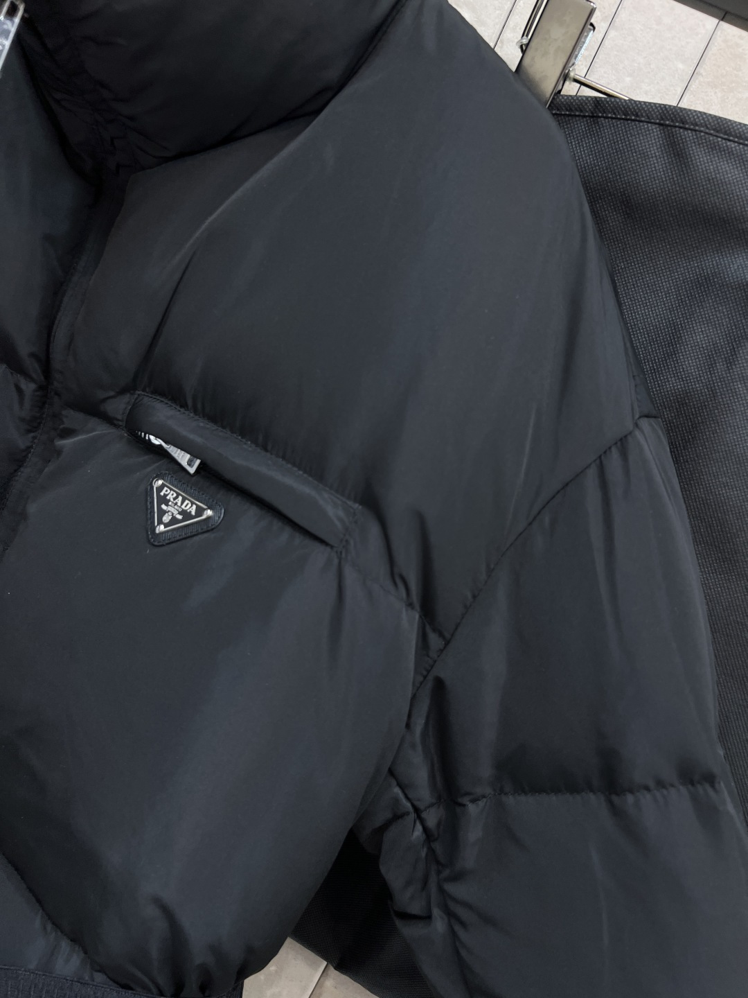 PD家 25秋冬新款 立领收腰中长款羽绒服 立领棕黄色拼色超有细节感 胸口经典三角标Logo 时髦又实用