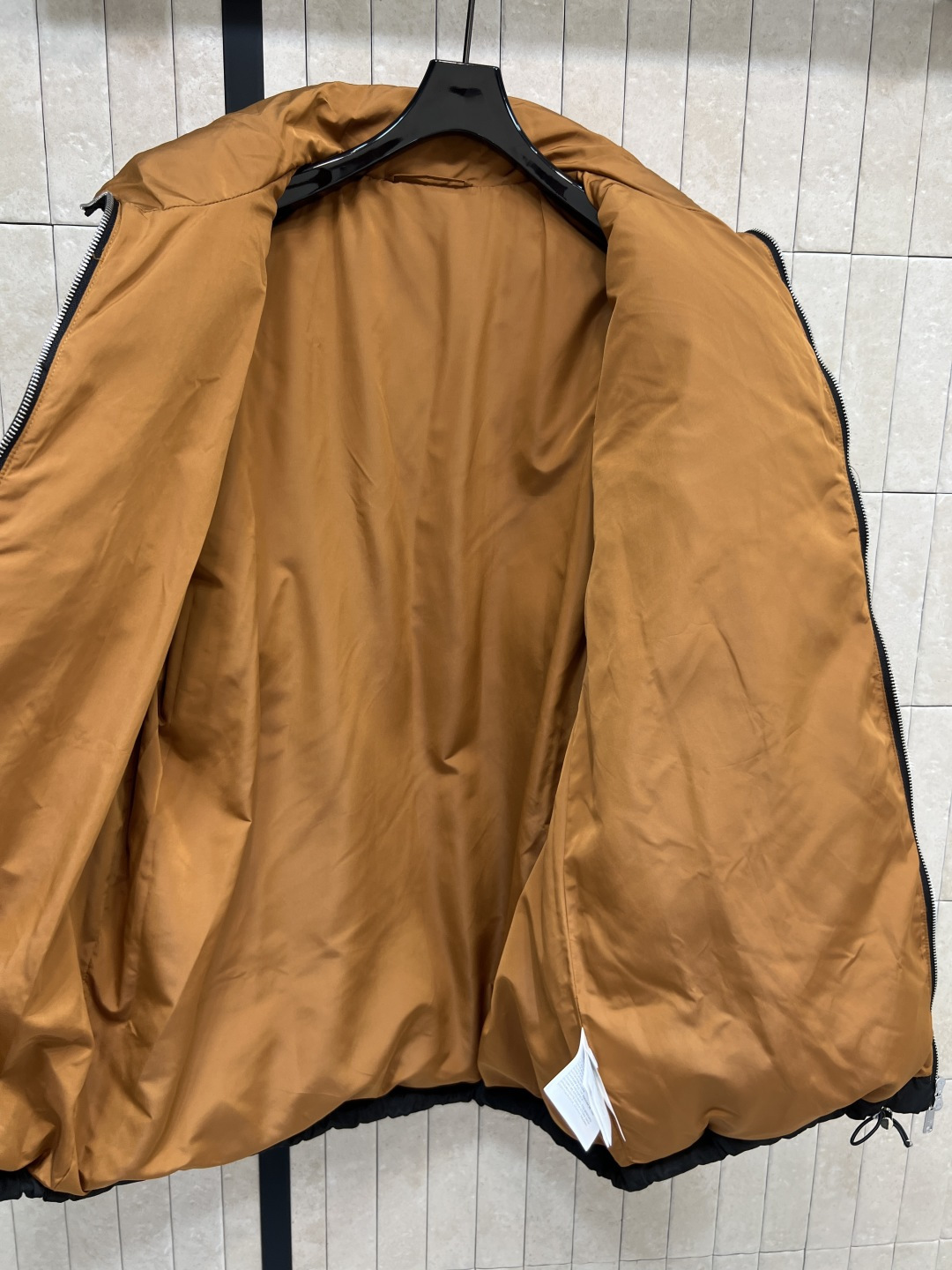 PD家 25秋冬新款 立领收腰中长款羽绒服 立领棕黄色拼色超有细节感 胸口经典三角标Logo 时髦又实用