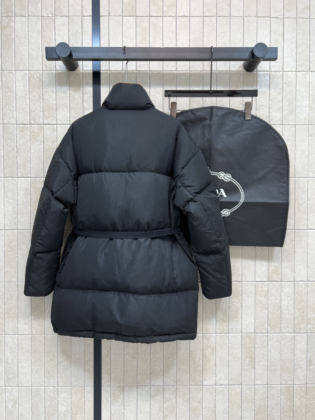 PD家 25秋冬新款 立领收腰中长款羽绒服 立领棕黄色拼色超有细节感 胸口经典三角标Logo 时髦又实用