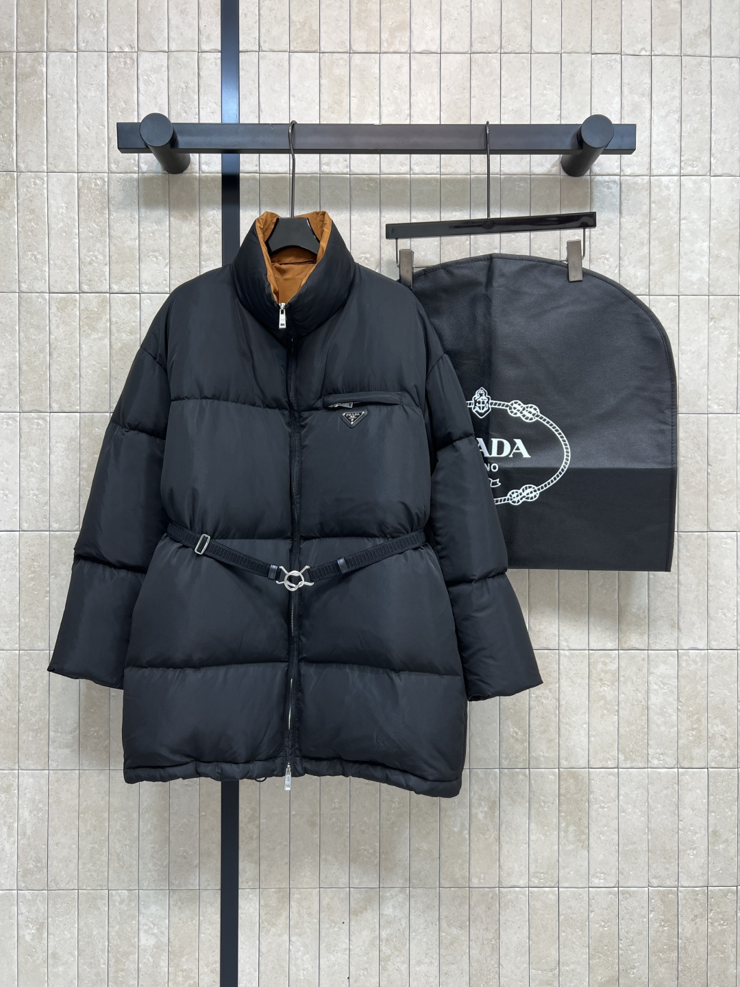 NO:569070,Equipped with dust bag PD Home 25 new autumn and winter style Stand-up collar and waisted mid-length down jacket Stand-up collar brown and yellow color matching with super detailed sense Classic triangle logo on the chest Fashionable and practical Can be worn for commuting and leisure Customized logo two-way zipper embellishment Belt waist design Very classic, handsome and warm National standard 90 velvet filling Imported machine stitching technology The upper body is fashionable and warm The practicality is excellent Comes with dust bag Three sizes in one color SML, dior, down  jacket,alexander wang19860909配防尘袋PD家 25秋冬新款 立领收腰中长款羽绒服 立领棕黄色拼色超有细节感 胸口经典三角标Logo 时髦又实用 通勤休闲都能穿 定制logo双向拉链点缀 腰带收腰设计 很经典帅气又保暖 国标90绒填充 进口机缝压线工艺 上身时髦保暖 实穿性超赞 配送防尘袋一色三码 SML,,dior,down jacket,alexander wang,Women's clothing