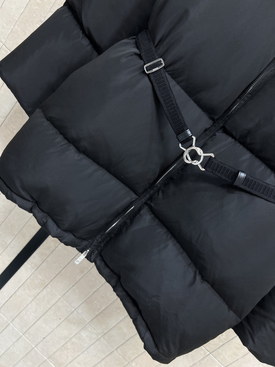 PD家 25秋冬新款 立领收腰中长款羽绒服 立领棕黄色拼色超有细节感 胸口经典三角标Logo 时髦又实用