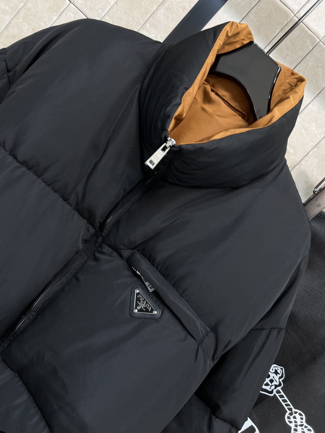 PD家 25秋冬新款 立领收腰中长款羽绒服 立领棕黄色拼色超有细节感 胸口经典三角标Logo 时髦又实用