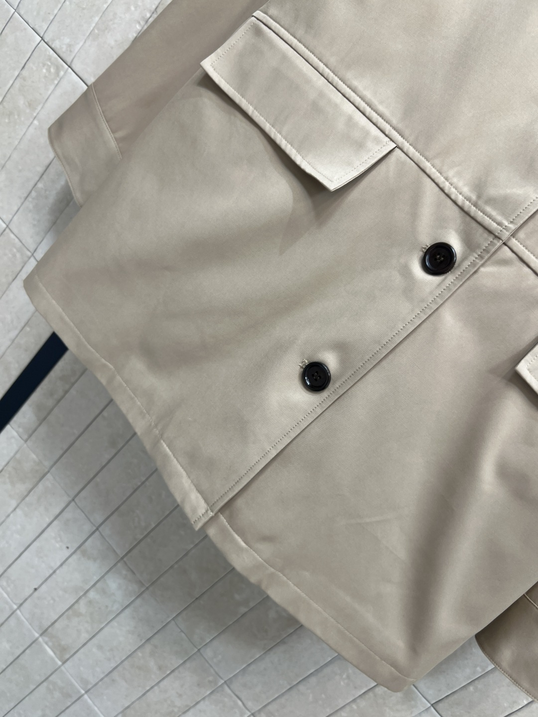 25秋冬新款 卡其色撞色拼接风衣外套 皮革编织翻领拼接设计超有复古感 里面复古格纹内衬英伦风满满！面料挺