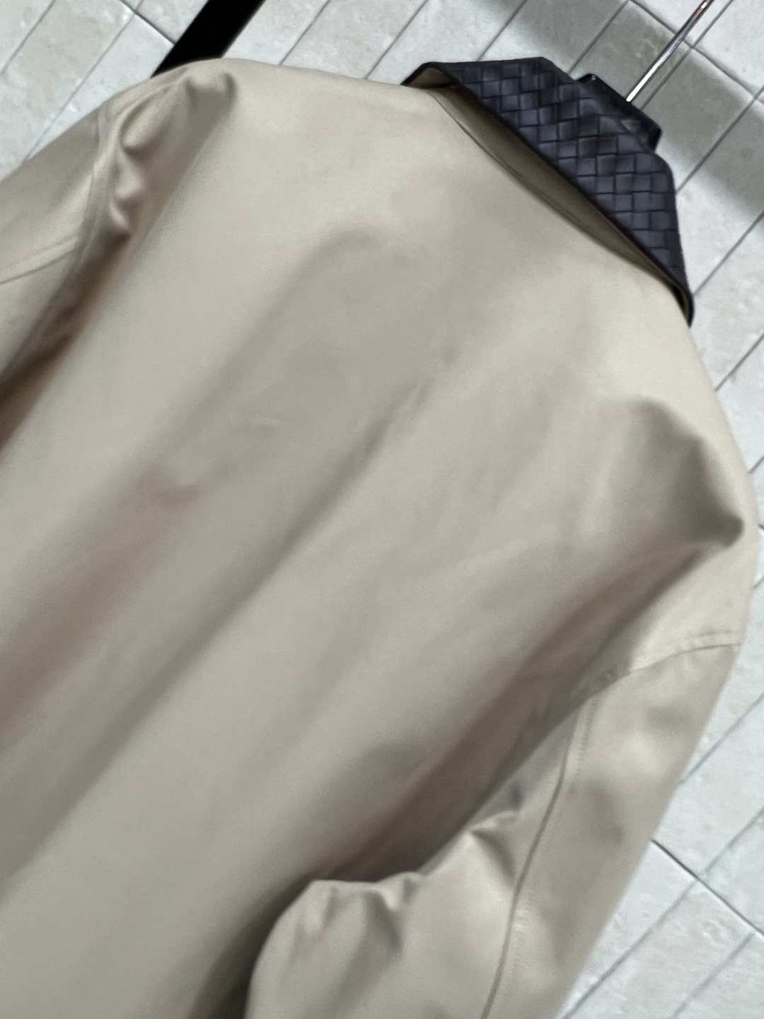 25秋冬新款 卡其色撞色拼接风衣外套 皮革编织翻领拼接设计超有复古感 里面复古格纹内衬英伦风满满！面料挺