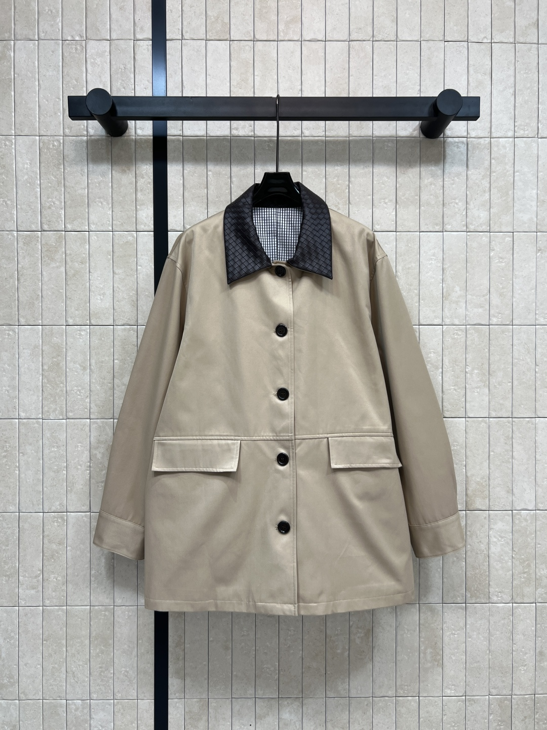 NO:569997,New autumn and winter khaki contrasting color splicing windbreaker jacket. The leather woven lapel splicing design has a super retro feel. The retro plaid lining inside is full of British style!  The fabric is crisp and the loose fit is very friendly to little people. It is slim and neat ~ can be easily used for daily commuting and leisure. It looks great with skirts or overalls. It is practical and fashionable. It is a must-have item for every season!  One color and three codes SML,,skirts,jackets & coats,alexander wang19860909秋冬新款 卡其色撞色拼接风衣外套 皮革编织翻领拼接设计超有复古感 里面复古格纹内衬英伦风满满！面料挺括 宽松版型对小个子超友好 显瘦又利落~日常通勤、休闲都能轻松驾驭 搭裙装或工装裤都很出彩实用又时髦 是换季穿搭必备单品！一色三码 SML,,skirts,jackets & coats,alexander wang,Women's clothing