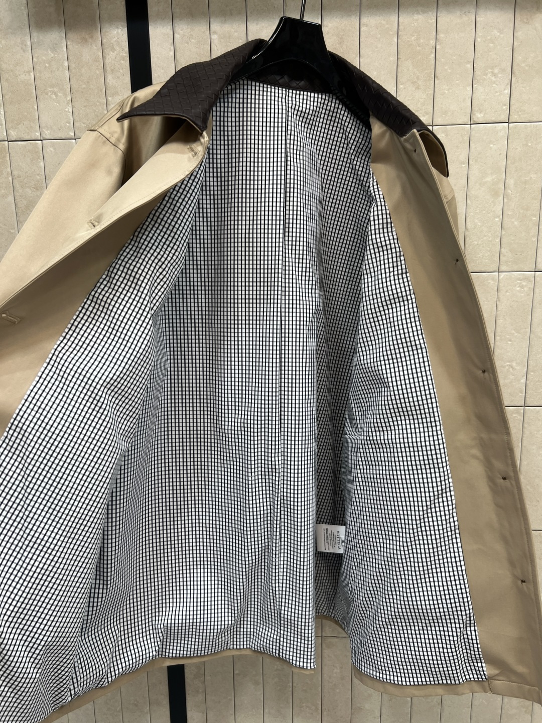 25秋冬新款 卡其色撞色拼接风衣外套 皮革编织翻领拼接设计超有复古感 里面复古格纹内衬英伦风满满！面料挺