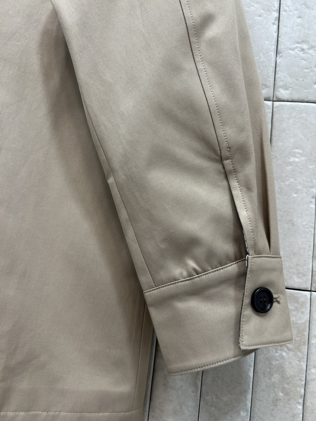 25秋冬新款 卡其色撞色拼接风衣外套 皮革编织翻领拼接设计超有复古感 里面复古格纹内衬英伦风满满！面料挺