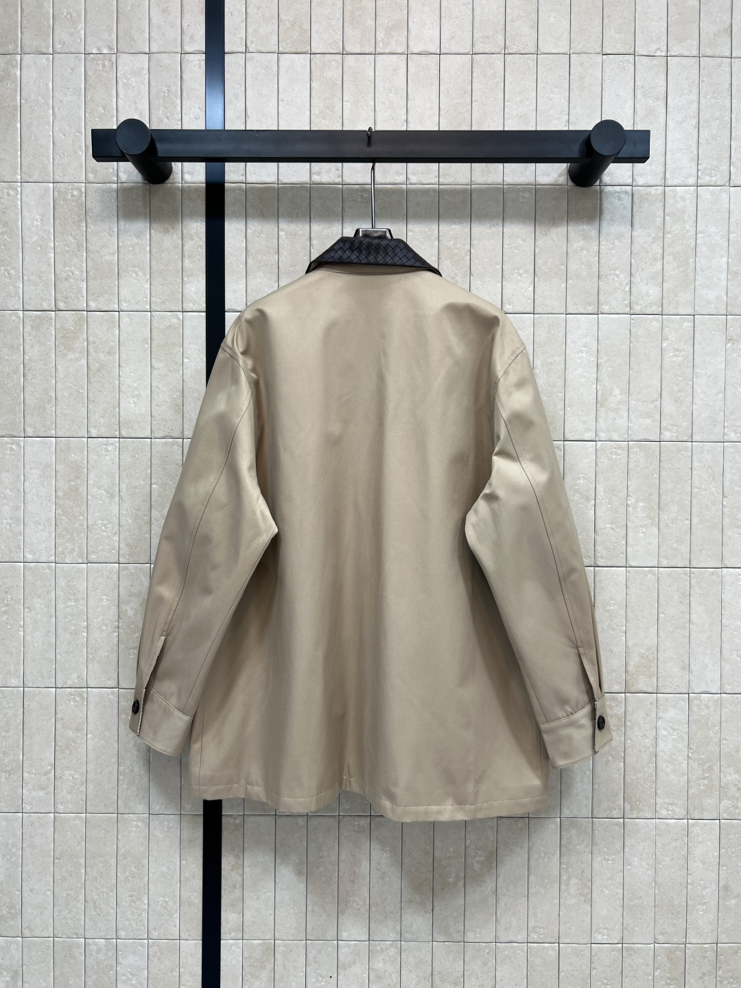 25秋冬新款 卡其色撞色拼接风衣外套 皮革编织翻领拼接设计超有复古感 里面复古格纹内衬英伦风满满！面料挺