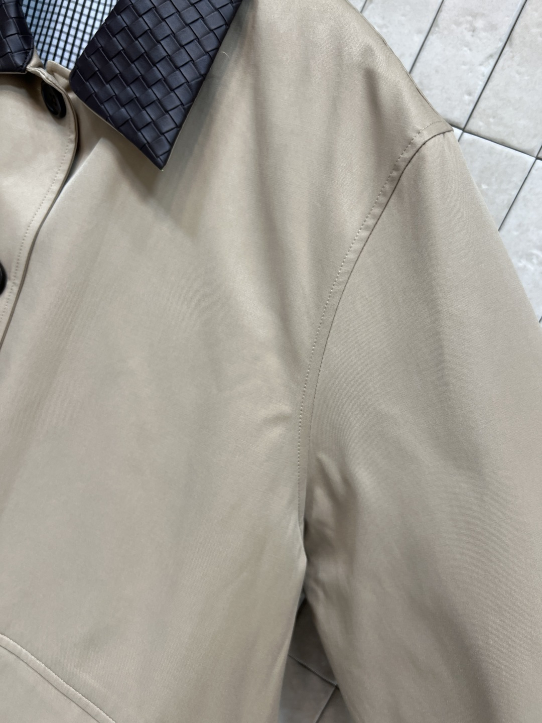 25秋冬新款 卡其色撞色拼接风衣外套 皮革编织翻领拼接设计超有复古感 里面复古格纹内衬英伦风满满！面料挺