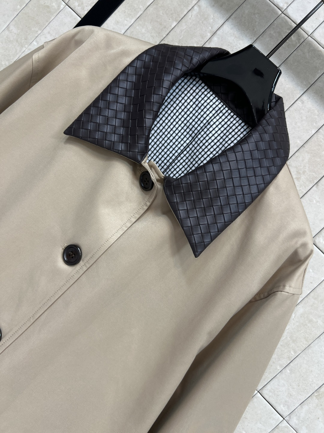 25秋冬新款 卡其色撞色拼接风衣外套 皮革编织翻领拼接设计超有复古感 里面复古格纹内衬英伦风满满！面料挺