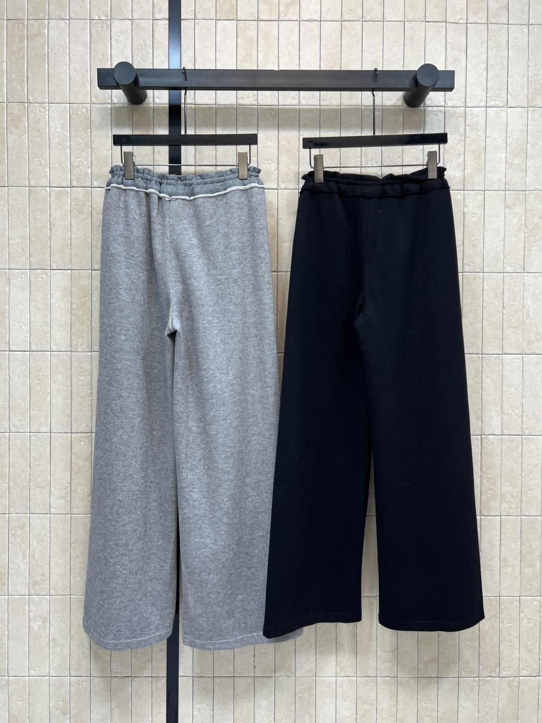 MIu家 25秋冬新款 高腰抽绳阔腿卫裤 柔软卫裤面料 亲肤又舒适 宽松直筒版型+抽绳松紧腰 修饰腰线超