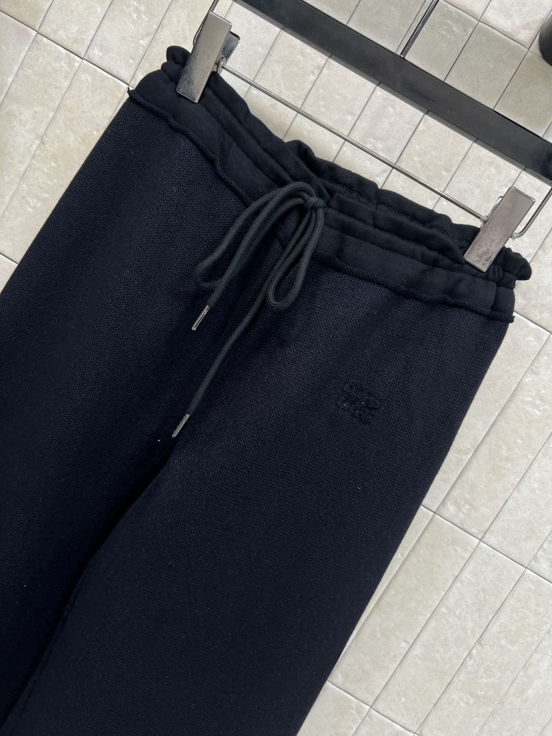 MIu家 25秋冬新款 高腰抽绳阔腿卫裤 柔软卫裤面料 亲肤又舒适 宽松直筒版型+抽绳松紧腰 修饰腰线超