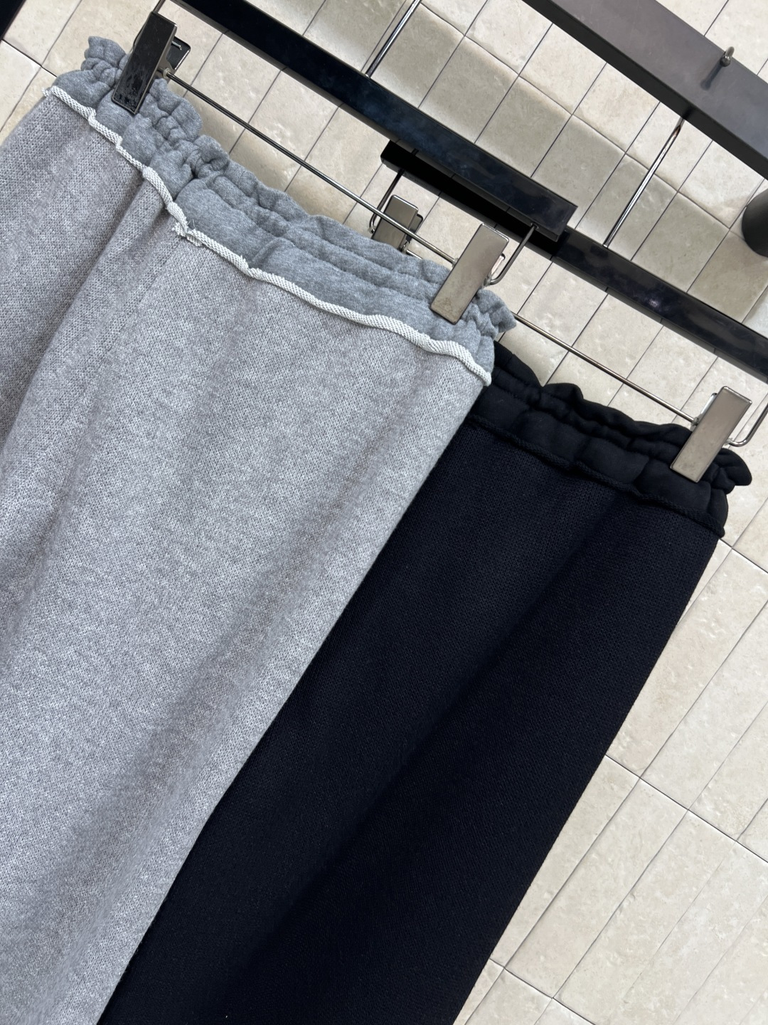 MIu家 25秋冬新款 高腰抽绳阔腿卫裤 柔软卫裤面料 亲肤又舒适 宽松直筒版型+抽绳松紧腰 修饰腰线超