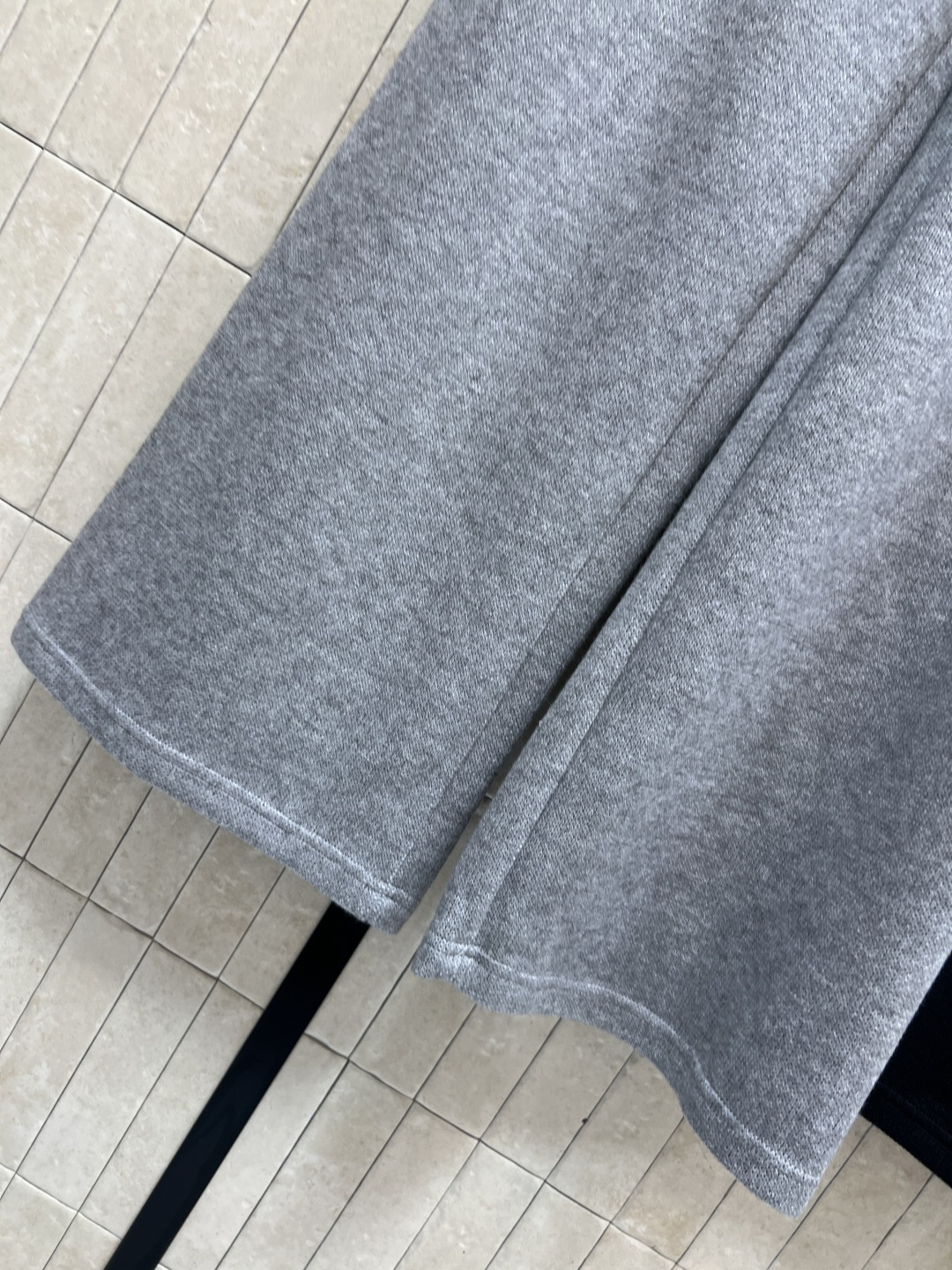 MIu家 25秋冬新款 高腰抽绳阔腿卫裤 柔软卫裤面料 亲肤又舒适 宽松直筒版型+抽绳松紧腰 修饰腰线超