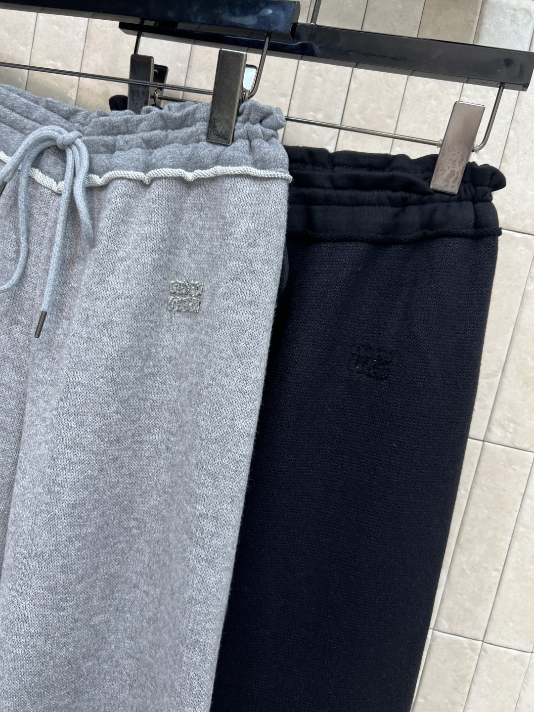 MIu家 25秋冬新款 高腰抽绳阔腿卫裤 柔软卫裤面料 亲肤又舒适 宽松直筒版型+抽绳松紧腰 修饰腰线超