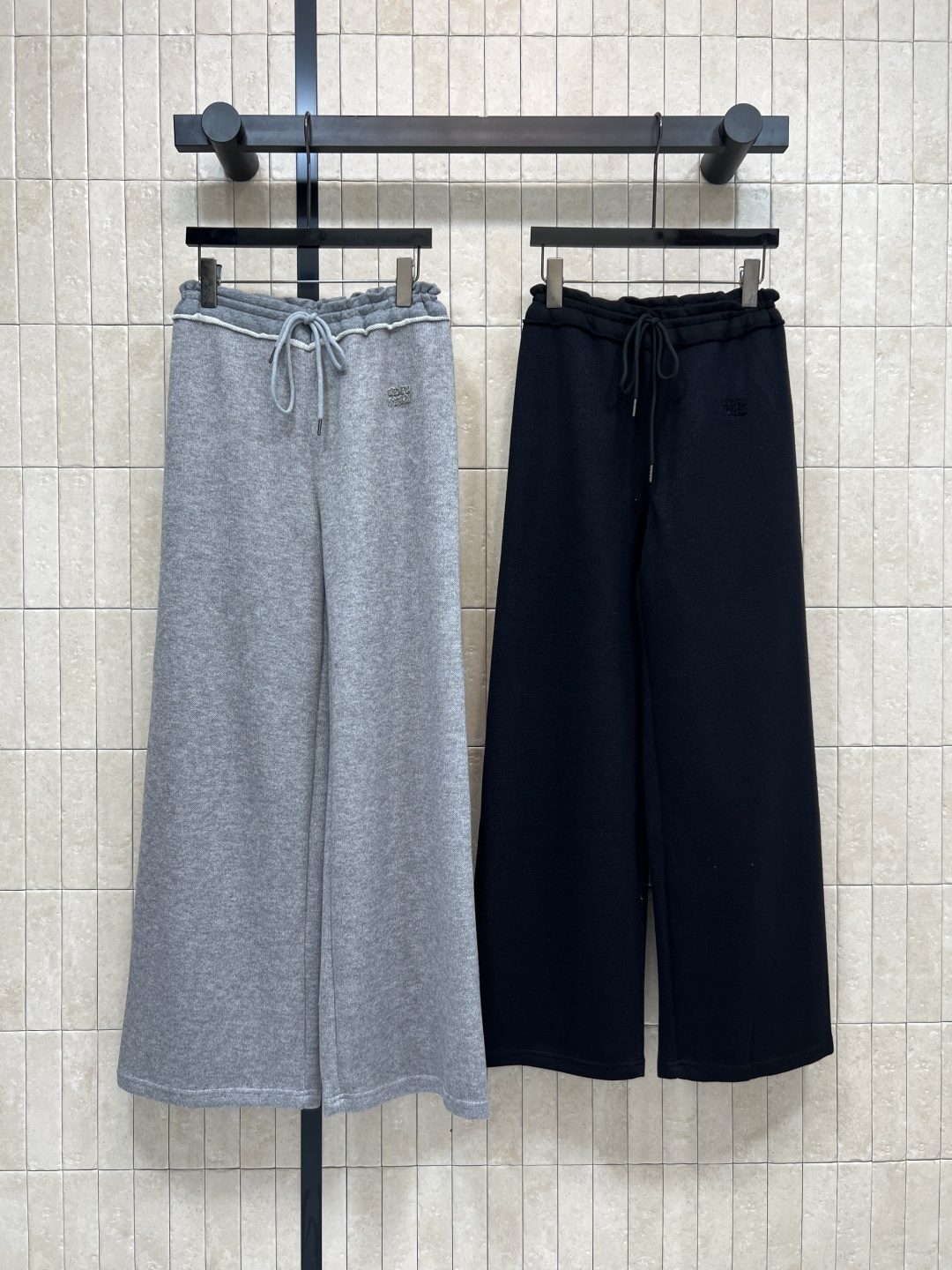 NO:569978,MIu Home 25 new autumn and winter high-waisted drawstring wide-leg sweatpants, soft sweatpants fabric, skin-friendly and comfortable, loose straight version + drawstring elastic waist, modified waistline, super slimming!  It can be easily worn for commuting and leisure. You can switch between lazy style or Korean style at will. The floor-length trouser legs are designed to make your legs longer. It goes well with sports shoes or casual shoes. It is just right for spring and autumn. It is comfortable and fashionable. It is a must-have item in the wardrobe!  Two colors and three codes,,miumiu,sneakers,alexander wang19860909MIu家 25秋冬新款 高腰抽绳阔腿卫裤 柔软卫裤面料 亲肤又舒适 宽松直筒版型+抽绳松紧腰 修饰腰线超显瘦！通勤休闲都能轻松驾驭 慵懒风or韩系风随心切换 裤脚拖地设计显腿长 搭配运动鞋或休闲鞋都很赞 春秋季节穿着刚刚好 舒适又时髦 是衣橱必备单品！两色三码,,miumiu,sneakers,alexander wang,Women's clothing