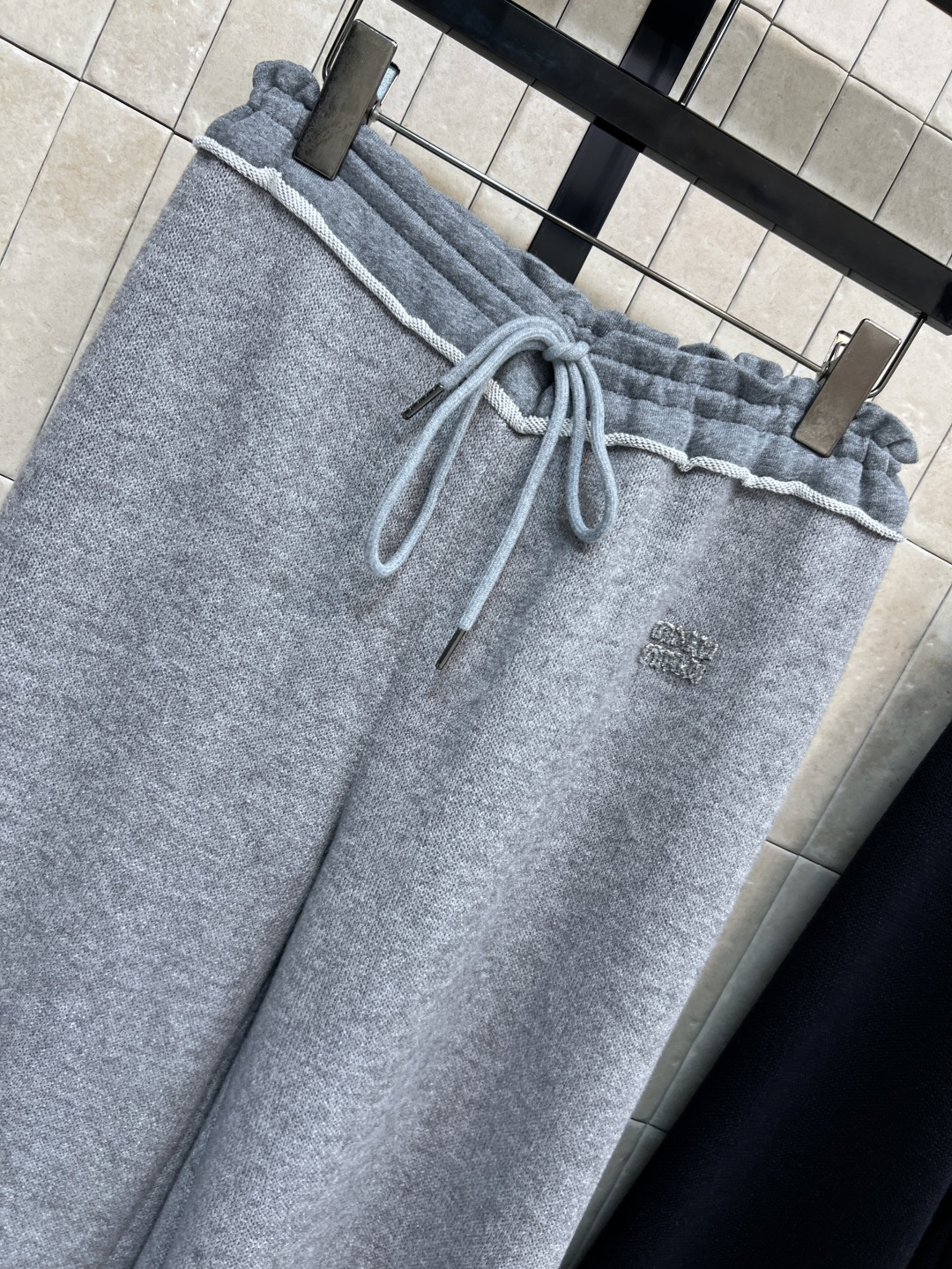 MIu家 25秋冬新款 高腰抽绳阔腿卫裤 柔软卫裤面料 亲肤又舒适 宽松直筒版型+抽绳松紧腰 修饰腰线超