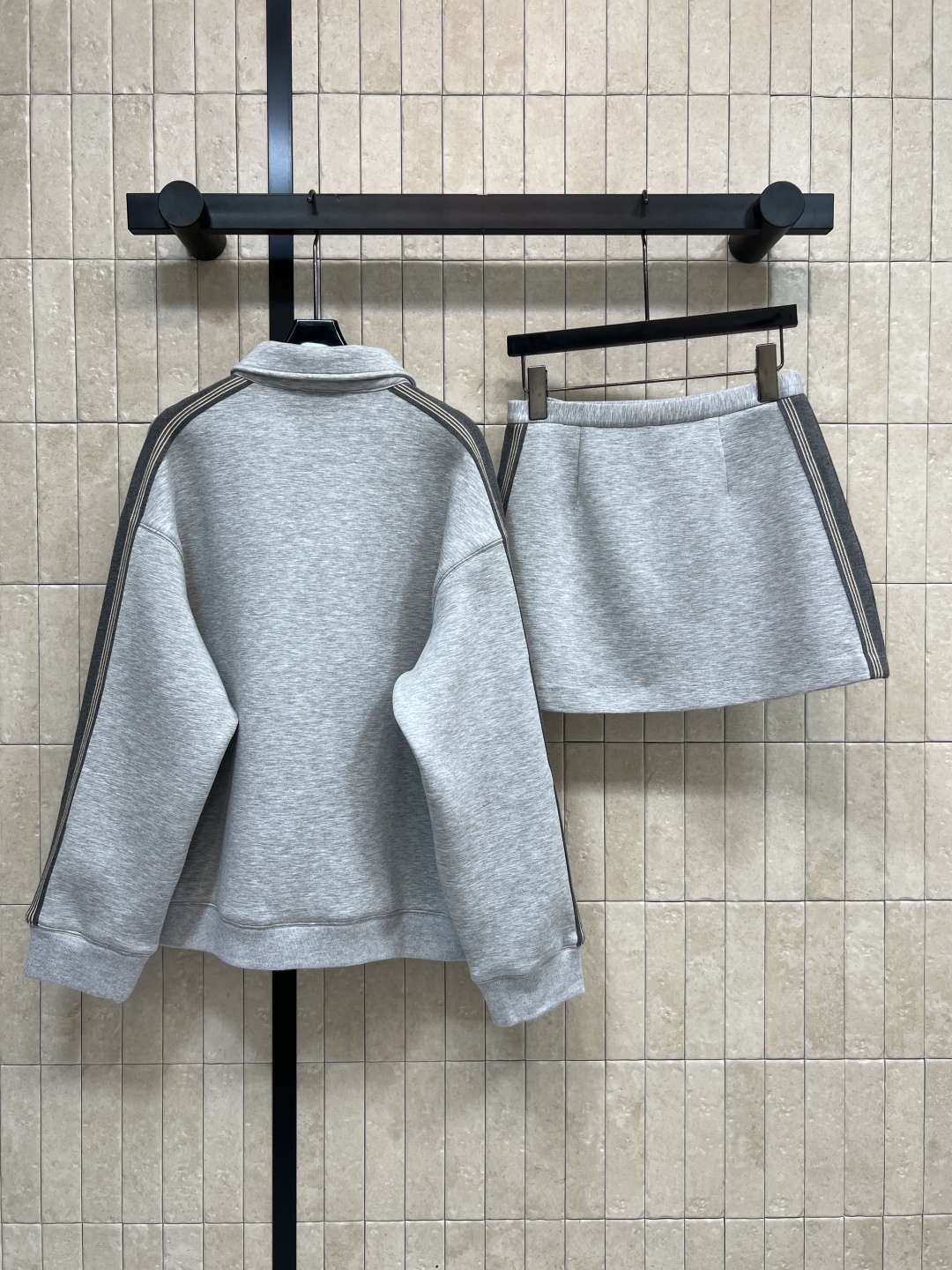 MIu家 25秋冬新款 休闲套装 翻领拉链外套+高腰短裙 一套上身时髦有型 经典的休闲版型 显瘦又精神利