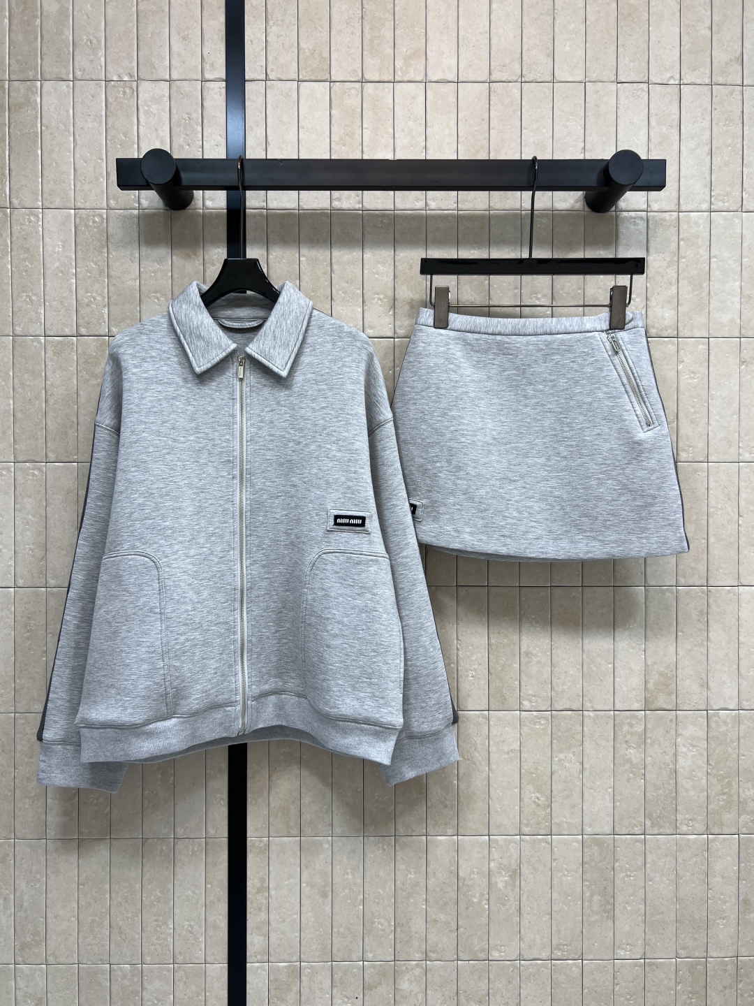 MIu家 25秋冬新款 休闲套装 翻领拉链外套+高腰短裙 一套上身时髦有型 经典的休闲版型 显瘦又精神利