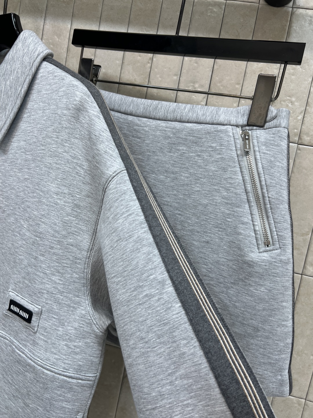 MIu家 25秋冬新款 休闲套装 翻领拉链外套+高腰短裙 一套上身时髦有型 经典的休闲版型 显瘦又精神利