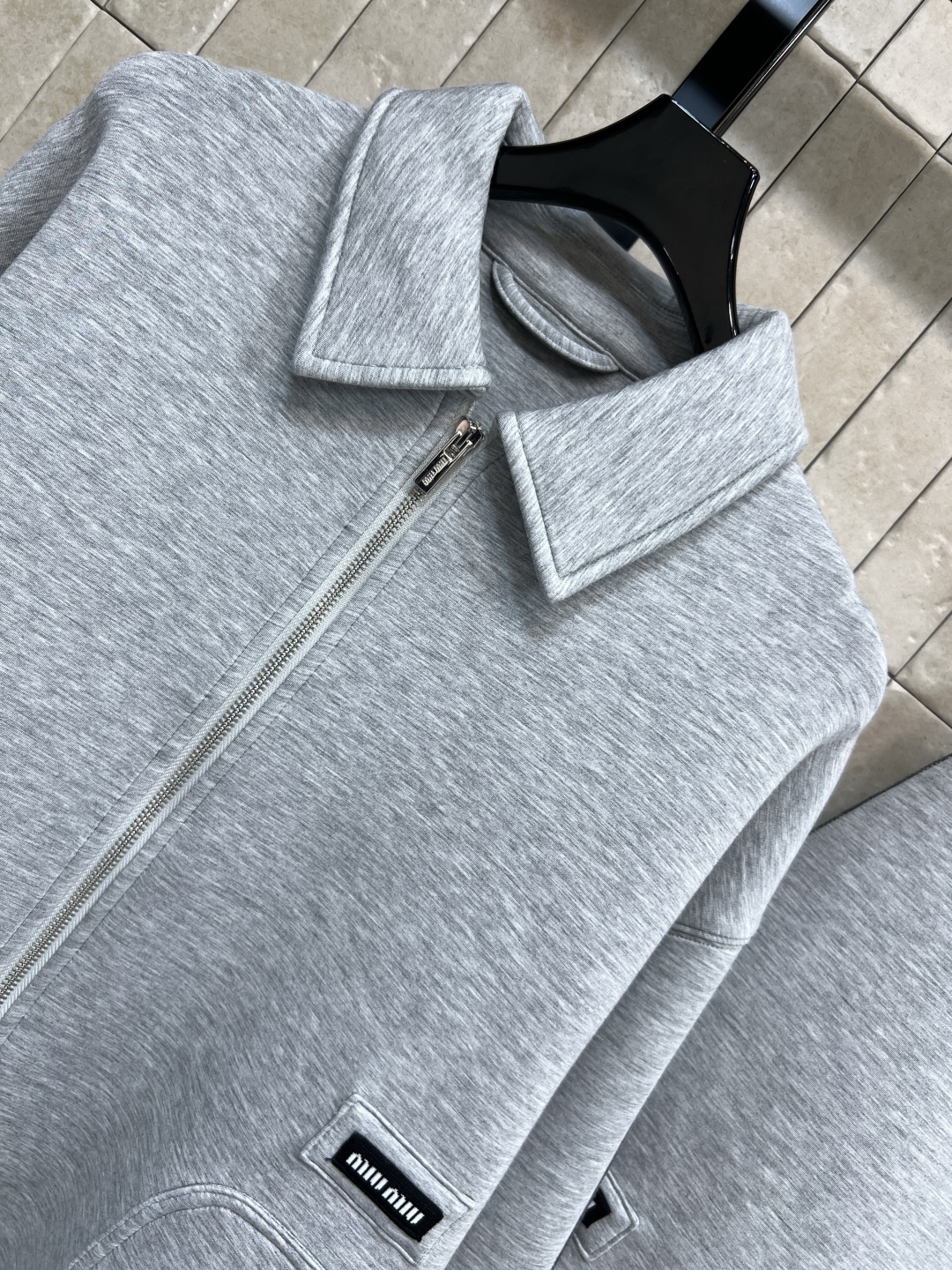 MIu家 25秋冬新款 休闲套装 翻领拉链外套+高腰短裙 一套上身时髦有型 经典的休闲版型 显瘦又精神利