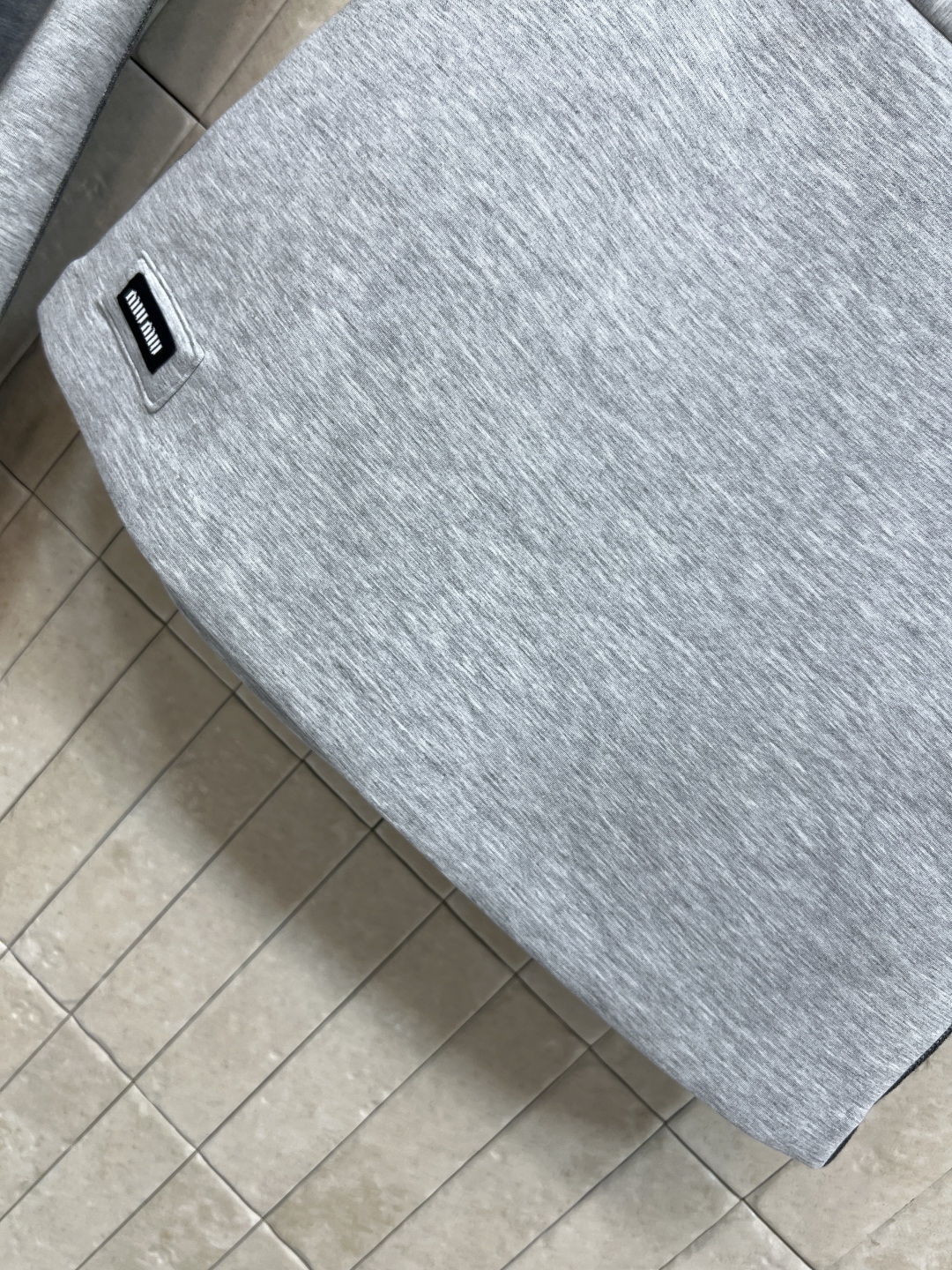 MIu家 25秋冬新款 休闲套装 翻领拉链外套+高腰短裙 一套上身时髦有型 经典的休闲版型 显瘦又精神利