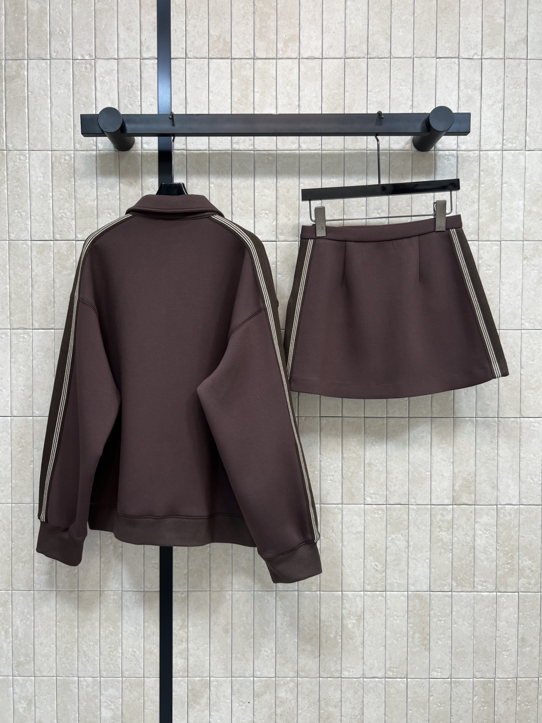 MIu家 25秋冬新款 休闲套装 翻领拉链外套+高腰短裙 一套上身时髦有型 经典的休闲版型 显瘦又精神利