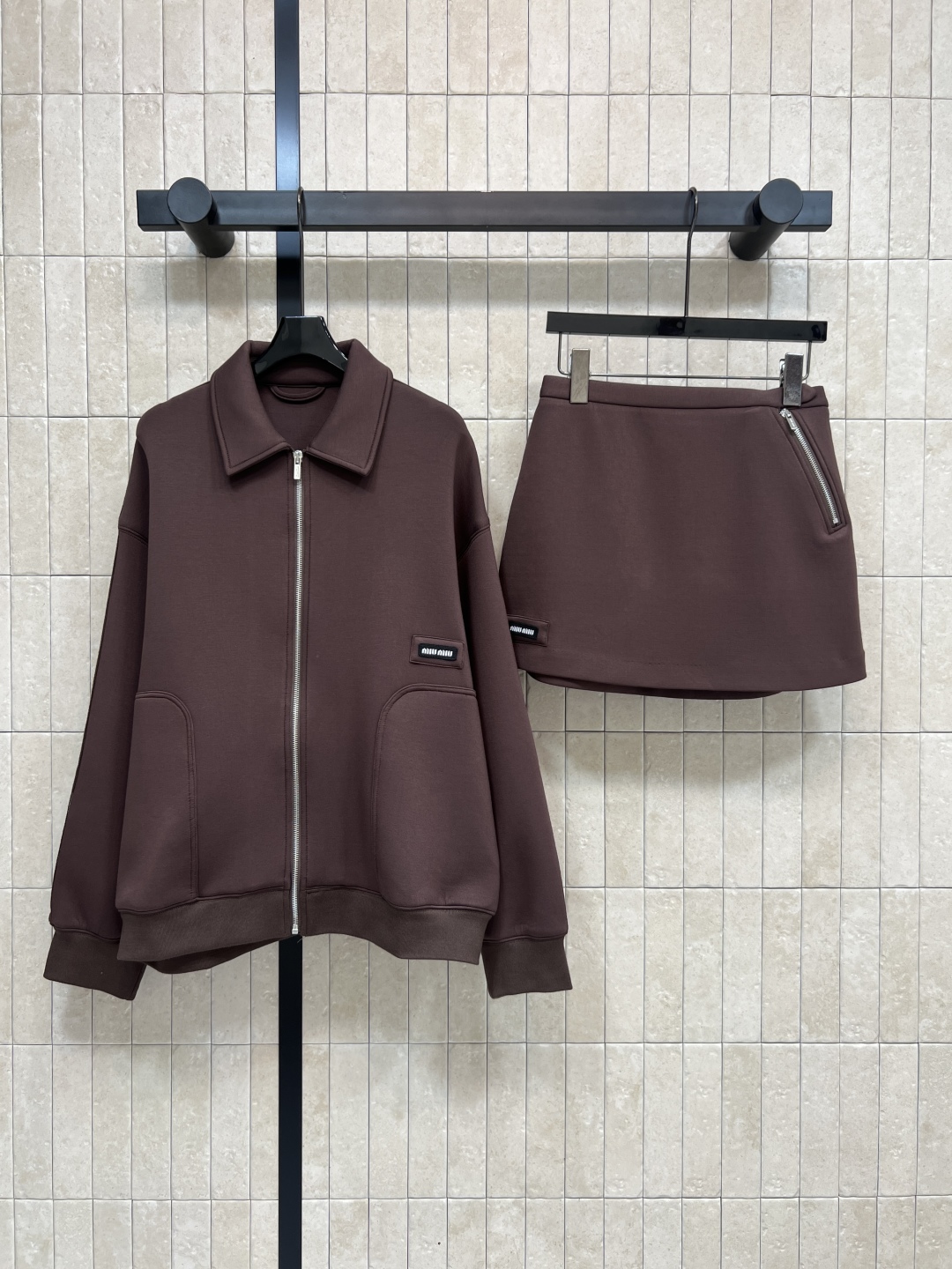 MIu家 25秋冬新款 休闲套装 翻领拉链外套+高腰短裙 一套上身时髦有型 经典的休闲版型 显瘦又精神利